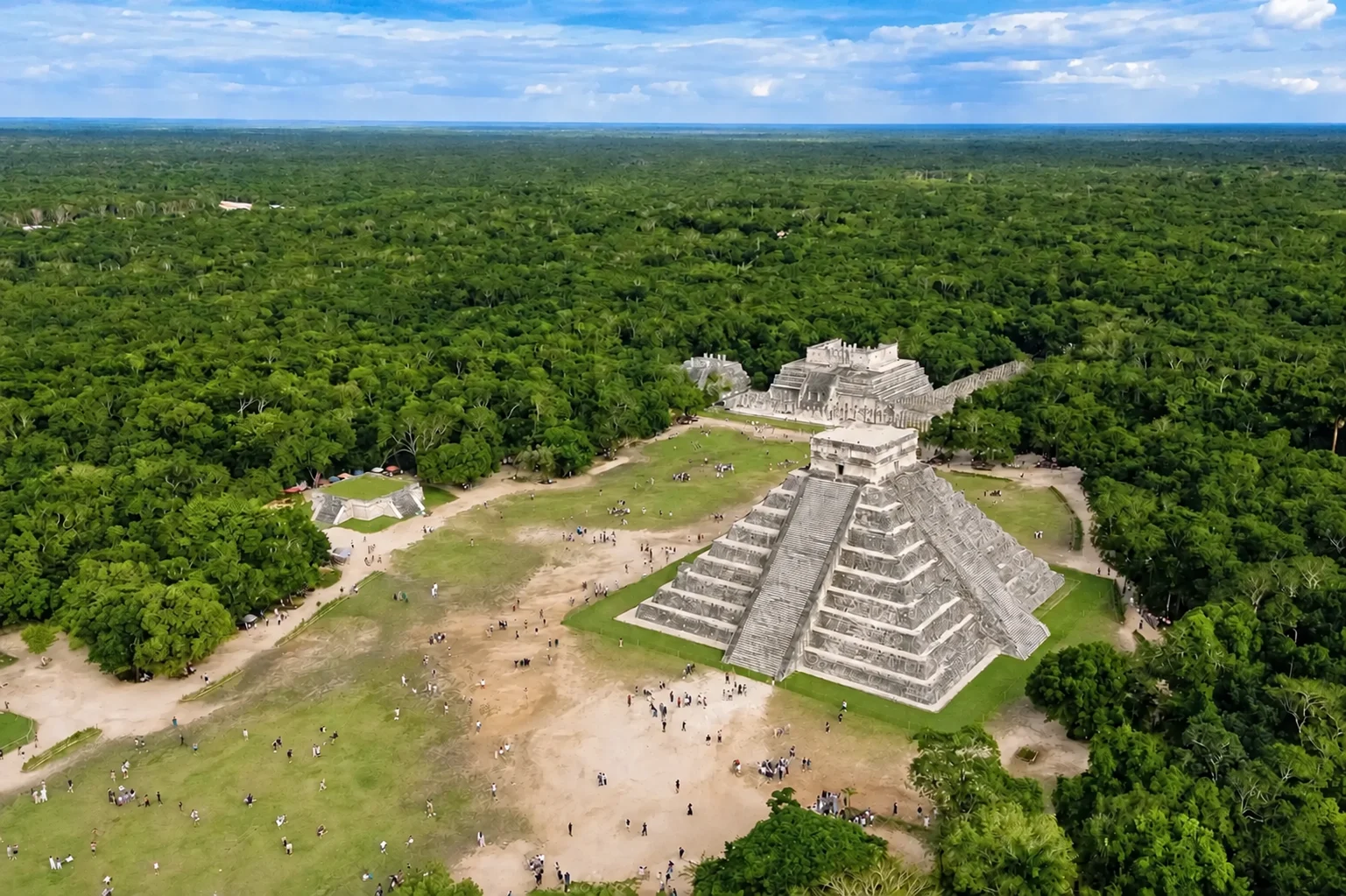 Vue aérienne de la pyramide complète d'El Castillo à Chichen Itza