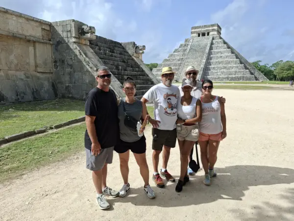Visiteurs près des ruines et d’El Castillo lors d’une excursion privée à Chichen Itza