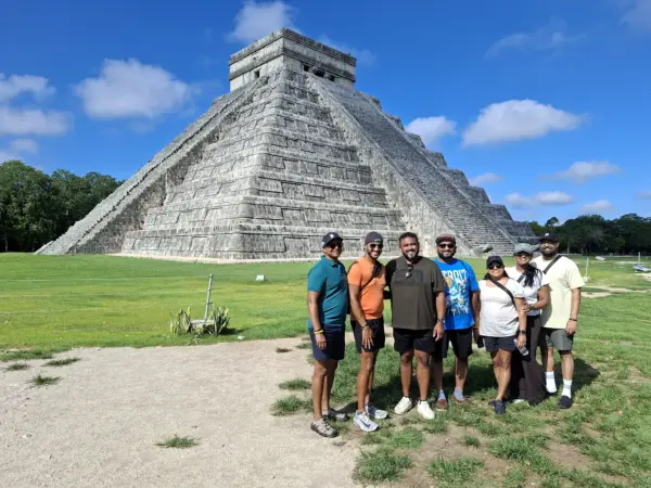 Visiteurs devant El Castillo lors d’une excursion privée Chichen Itza Express